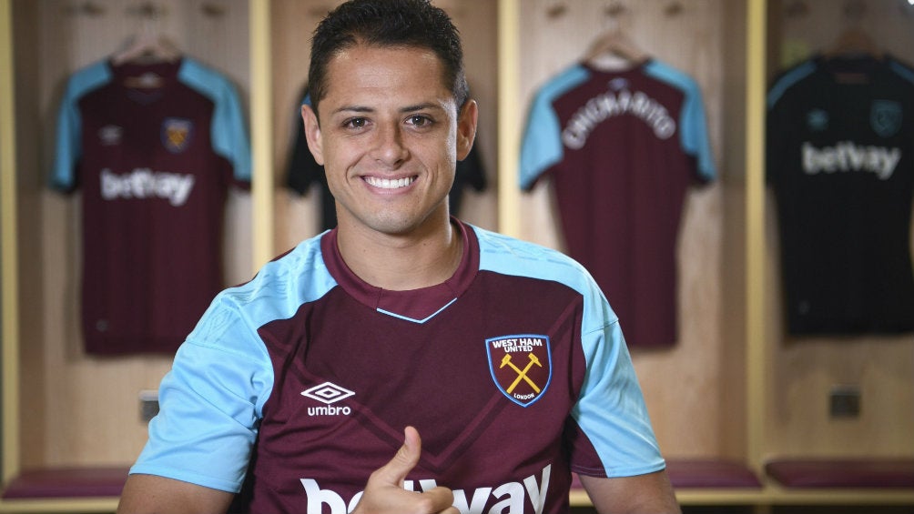 El delantero mexicano luce feliz con la playera del West Ham United