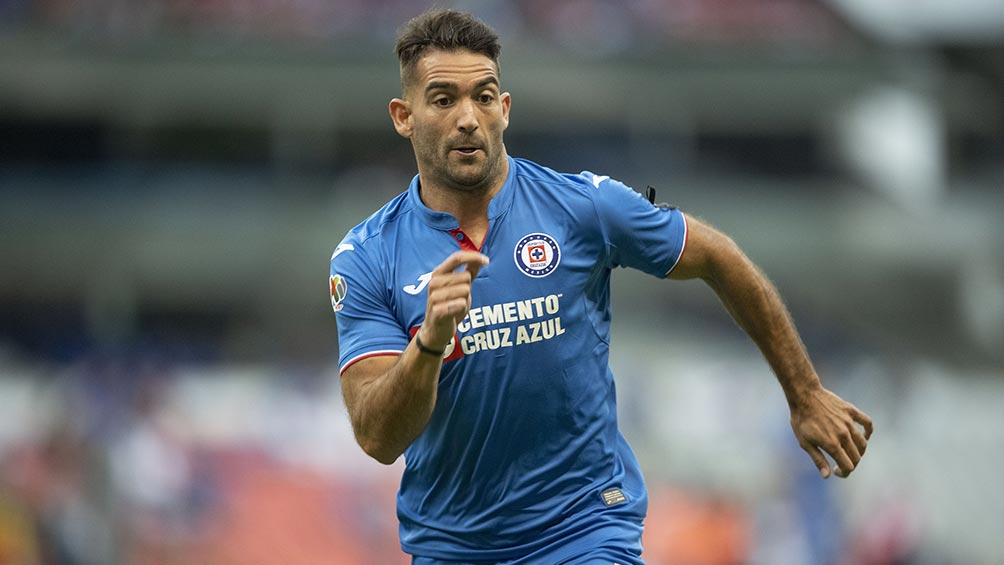 Martín Cauteruccio corre en un partido de Cruz Azul