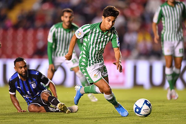 Diego Lainez  conduce en juego de Gallos 