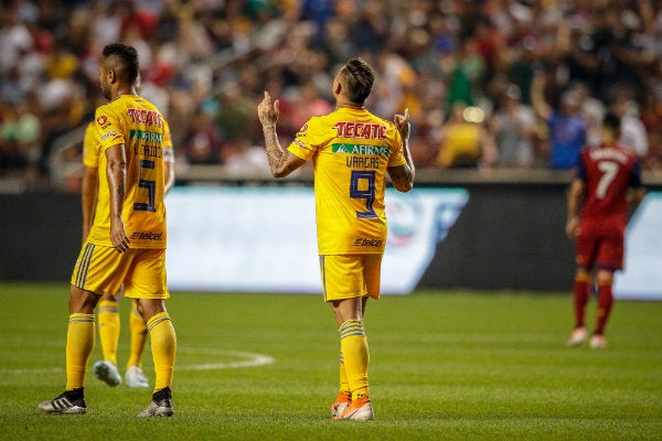 Edu Vargas festeja un gol