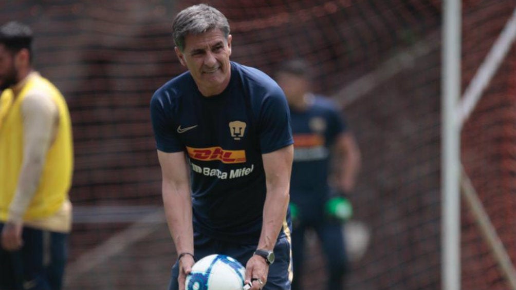 Míchel González durante el entrenamiento de hoy de Pumas