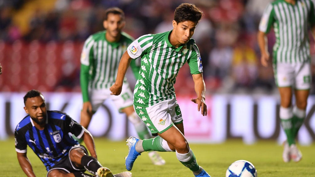 Diego Lainez durante un partido con el Betis