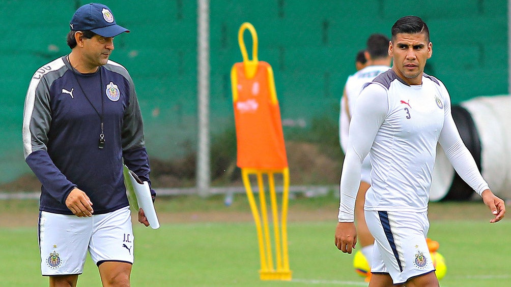 Cardozo y Carlos Salcido, en un entrenamiento de Chivas 