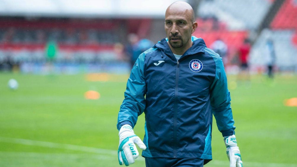 Óscar Pérez durante un entrenamiento con Cruz Azul 