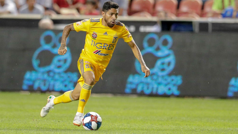 Javier Aquino durante un juego con Tigres