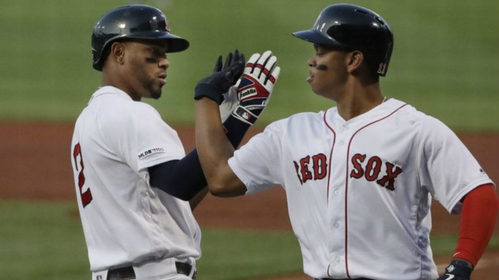 Jugadores de Red Sox festejan una anotación