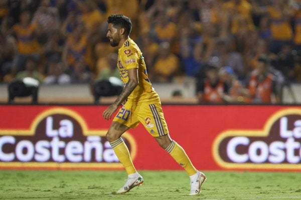 Javier Aquino durante un juego con Tigres