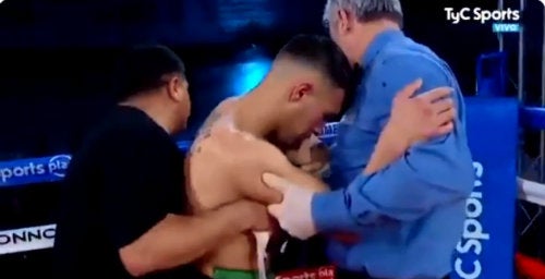 Dinamita al momento en que se desvanece en el ring