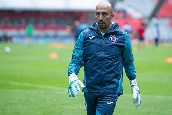 Óscar Pérez, en entrenamiento con Cruz Azul