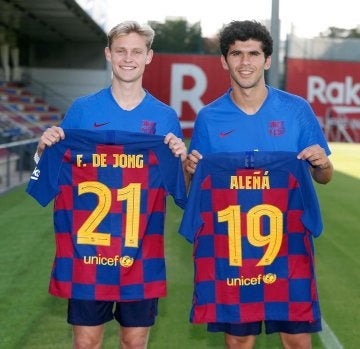 Carles Aleñá anuncia su cambio de dorsal con Frenkie de Jong 