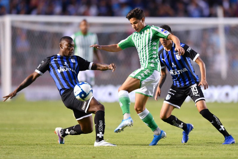 Diego Lainez durante un partido con el Betis