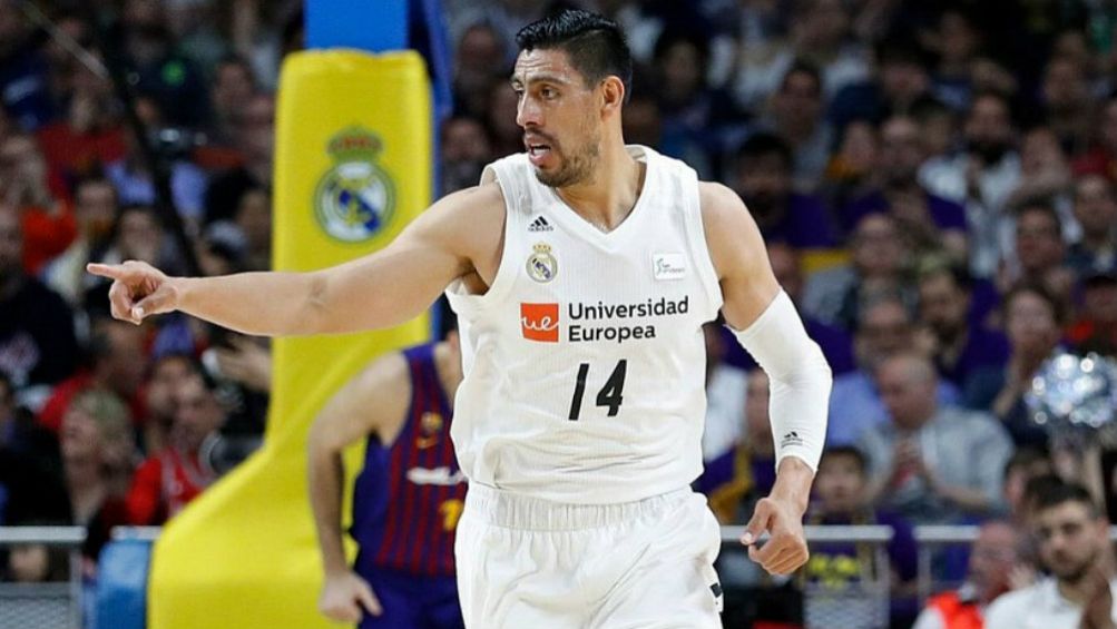 Gustavo Ayón, en un juego con el Real Madrid