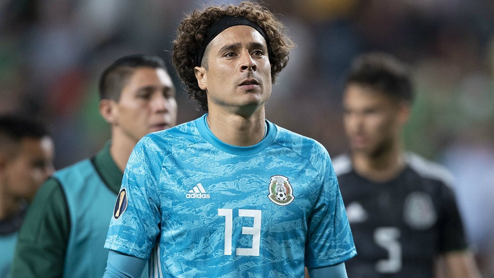 Guillermo Ochoa durante un partido con México en la Copa Oro