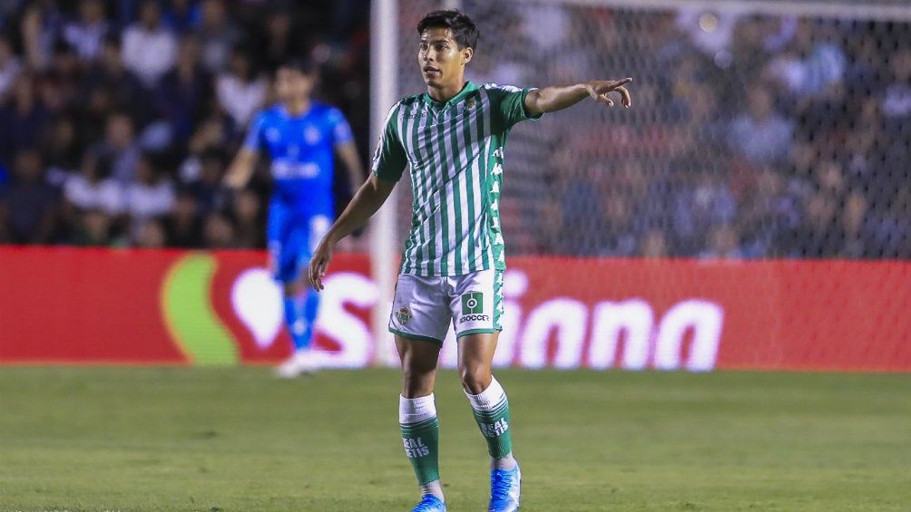 Diego Lainez durante el partido amistoso entre Betis y Querétaro