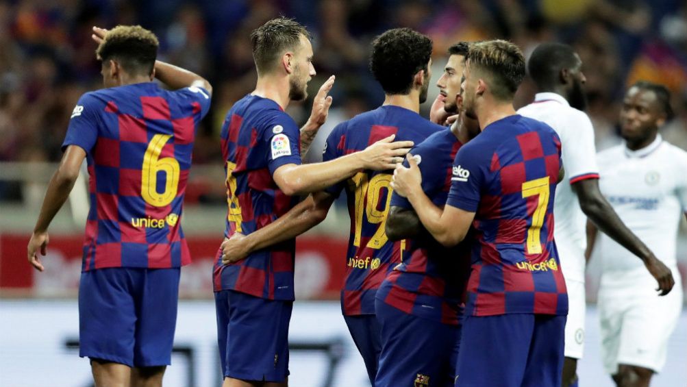 Jugadores del Barcelona festejan un gol en su gira por Japón