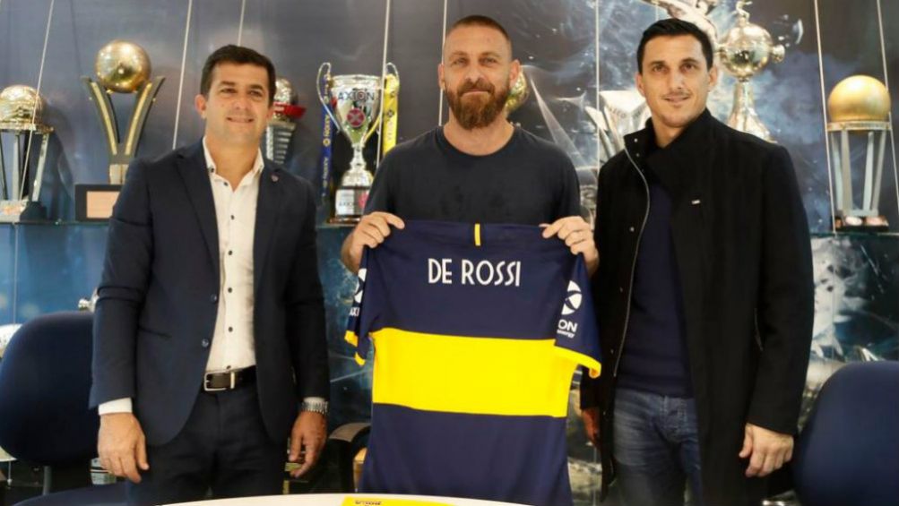 De Rossi sostiene la playera de Boca con su nombre en la espalda