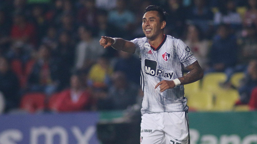 Jesús Isijara festeja su gol contra Morelia