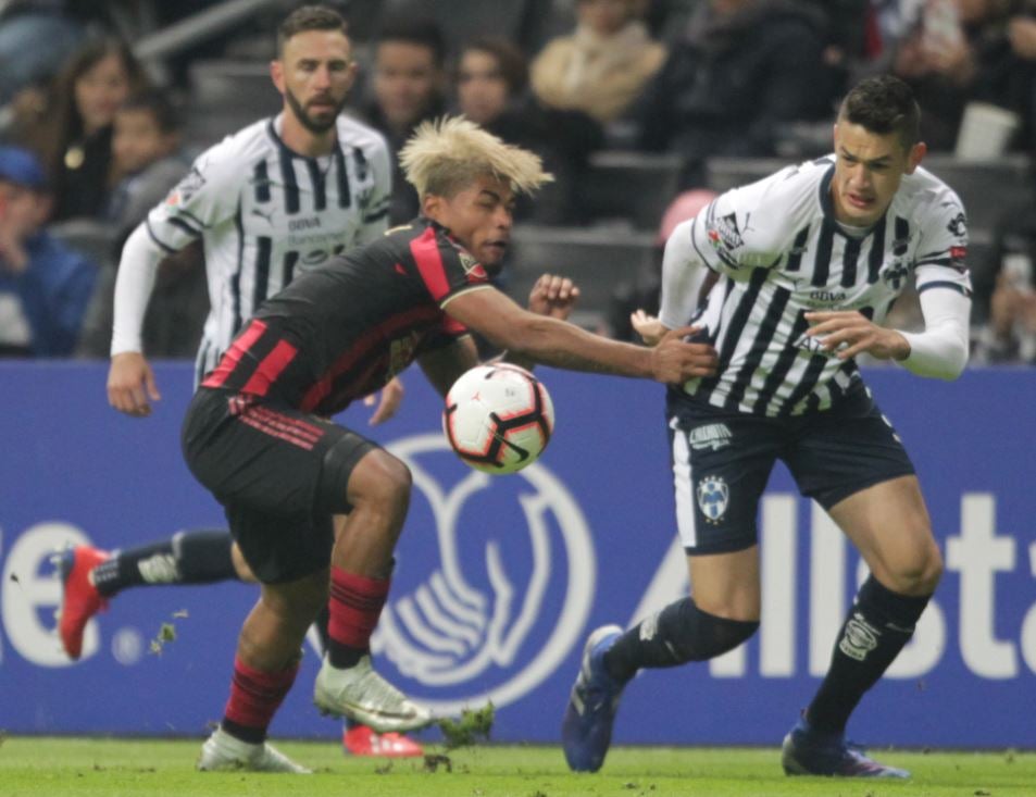 Josef Martínez y Cesar Montes luchan por la redonda