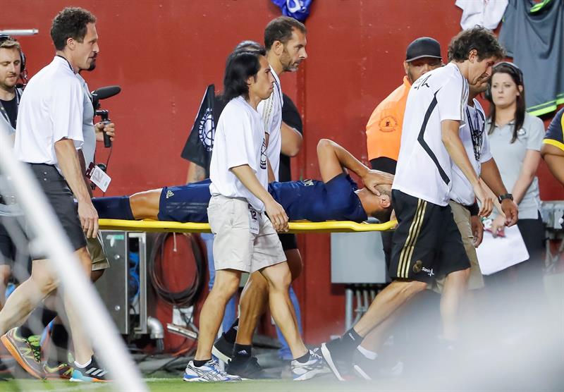 Marco Asensio es retirado de la cancha tras lesionarse la rodilla