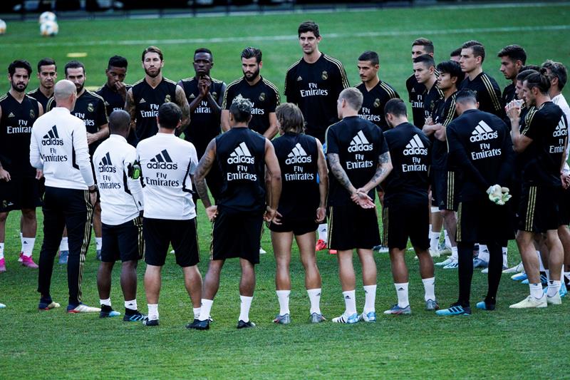 Zidane habla con su plantilla en la pretemporada en EU