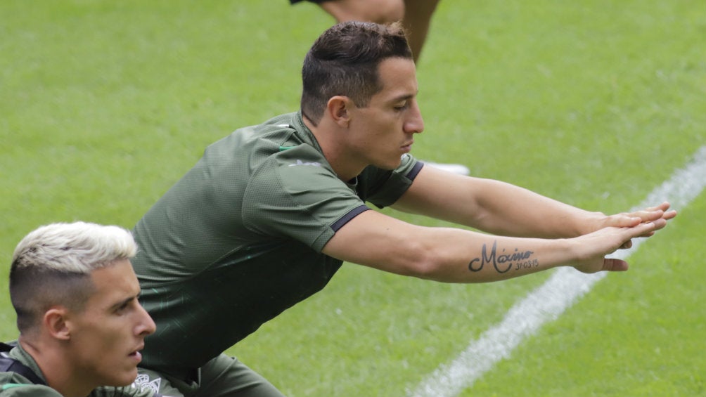 Andrés Guardado se ejercita en la práctica del Betis