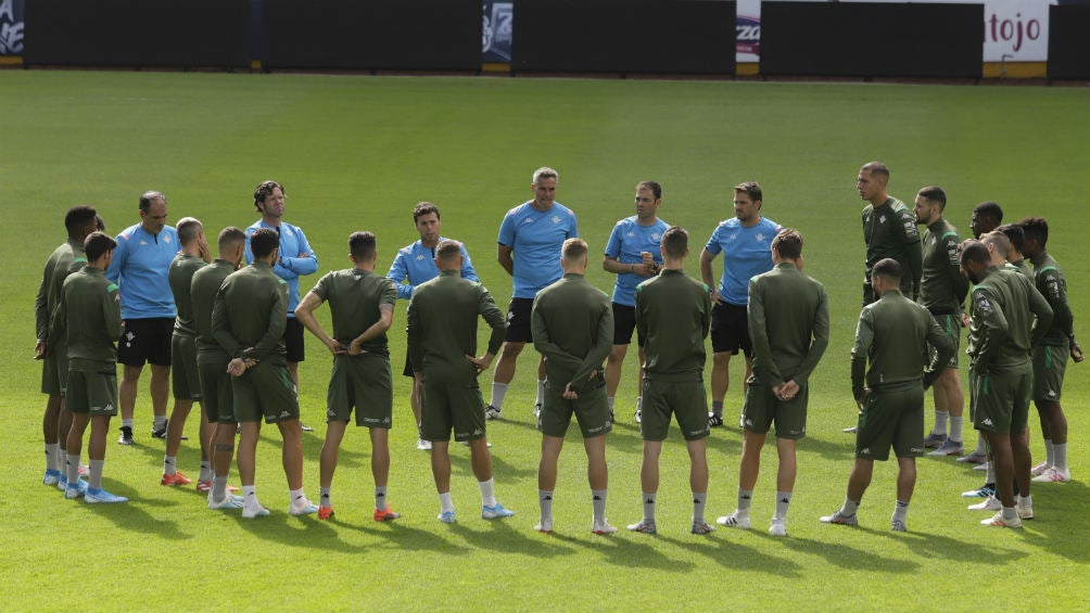 El equpo del Betis durante su práctica en el estadio Cuauhtémoc de Puebla