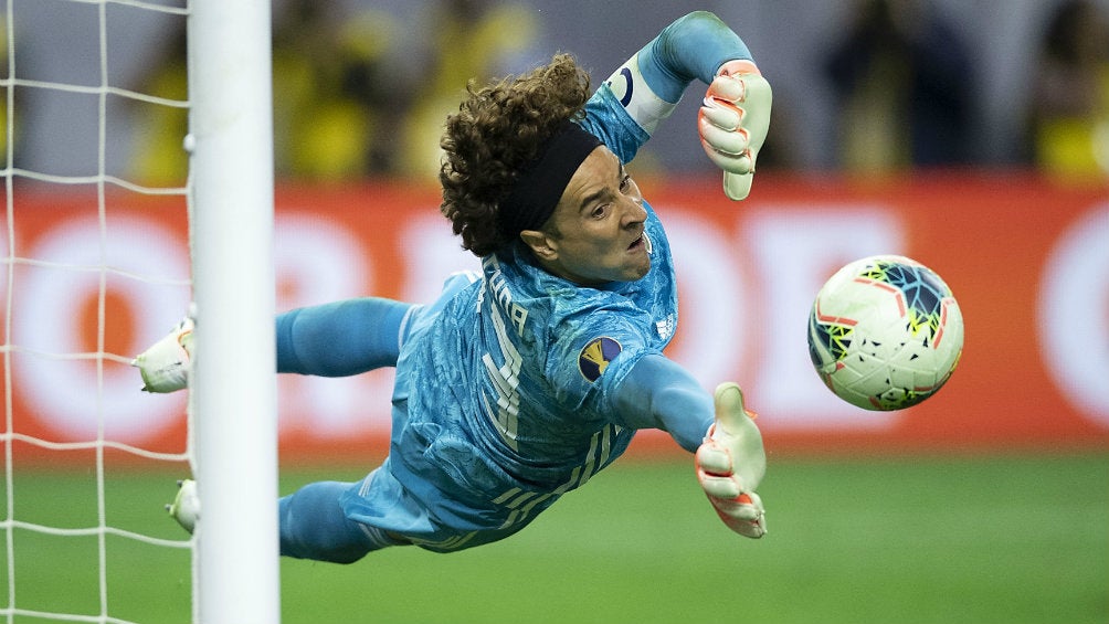 Guillermo Ochoa se lanza en búsqueda del balón durante un juego con la Selección Mexicana