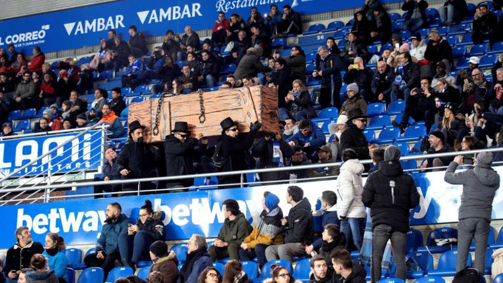 Aficionados del Alavés llevan un ataúd a las gradas en señal de protesta por los juegos entre semana