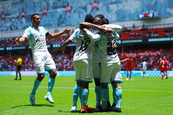 Jugadores de Querétaro festejan un gol contra Toluca