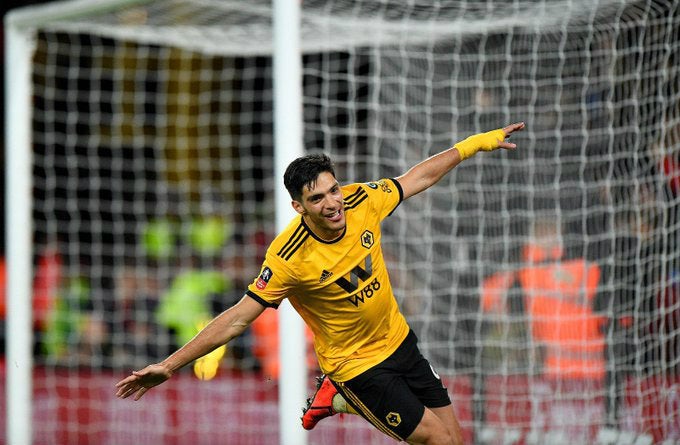 Raúl Jiménez festeja un gol con los Wolves