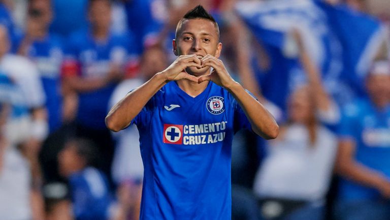 Roberto Alvarado celebra una anotación frente a Chicago Fire