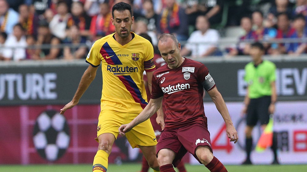 Andrés Iniesta, ante la marca de Busquets