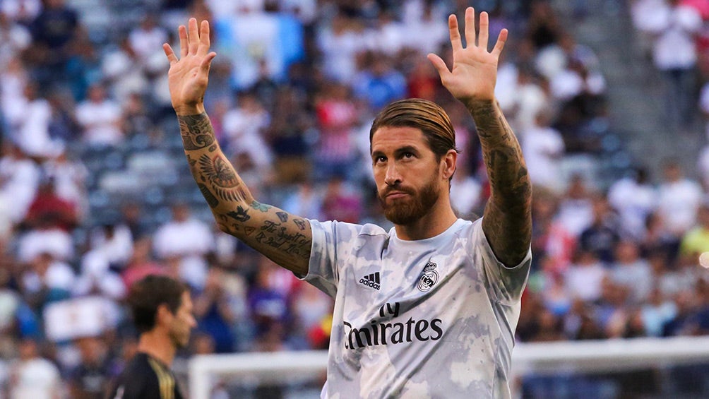 Sergio Ramos saluda a la tribuna 