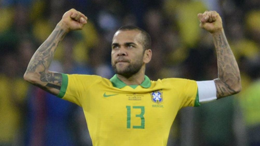 Dani Alves, en un partido de Brasil