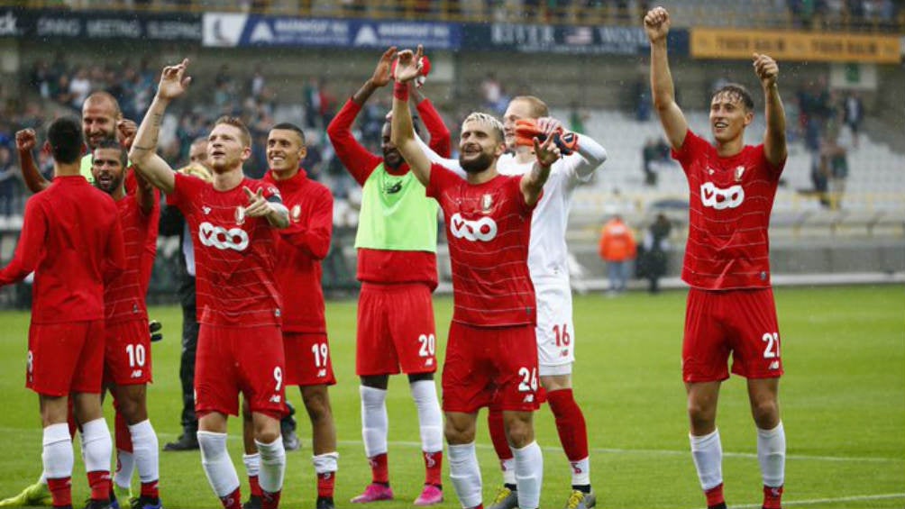 Jugadores del Standard de Lieja festejan el triunfo