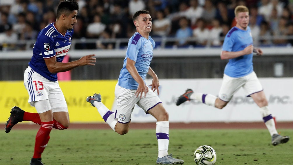 Phil Foden conduce la esférica en duelo contra Yokohama F Marinos's 