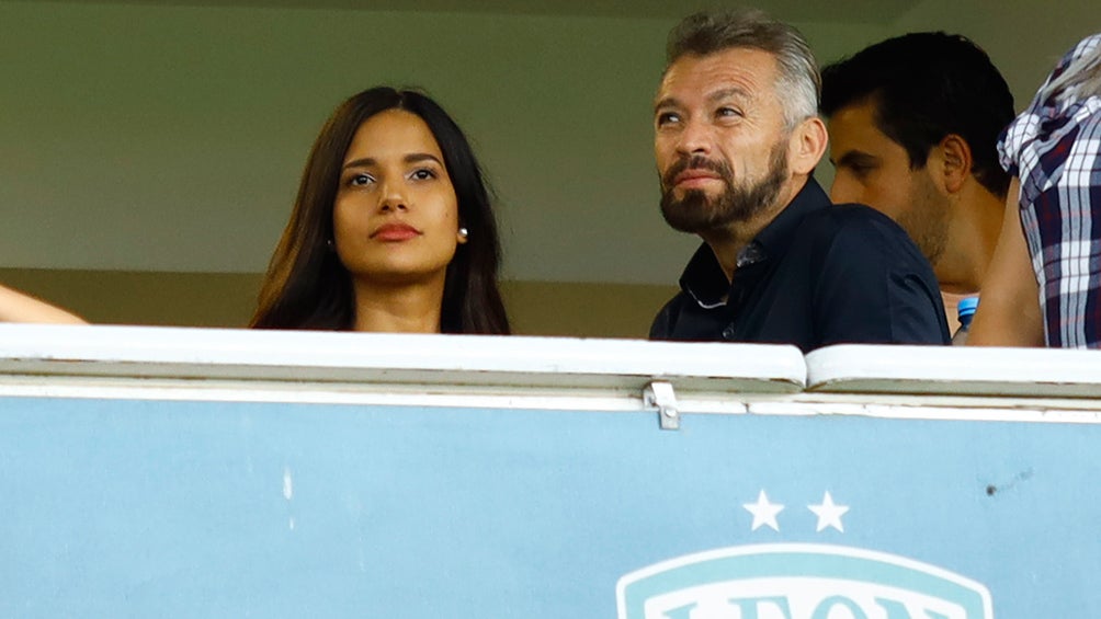 Higuera, bien acompañado en un palco del Estadio de León