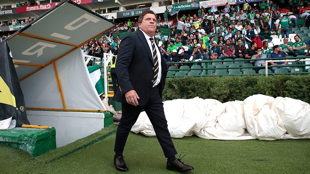 Miguel Herrera, al salir a la cancha del Nou Camp