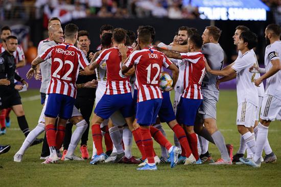 Jugadores del Real Madrid y Atlético se enganchan en conato de bronca