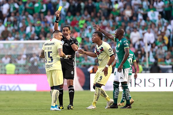 El momento de la amonestación a Nico Castillo