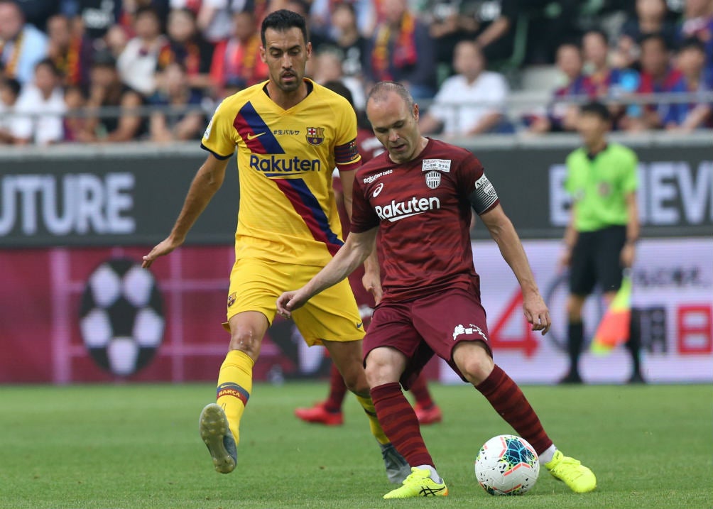 Andrés Iniesta durante el Vissel Kove vs Barcelona