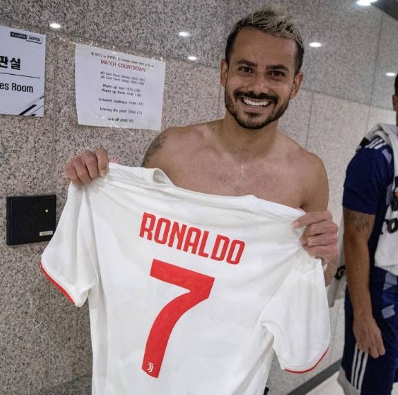 Cesinha con el jersey que CR7 le obsequió