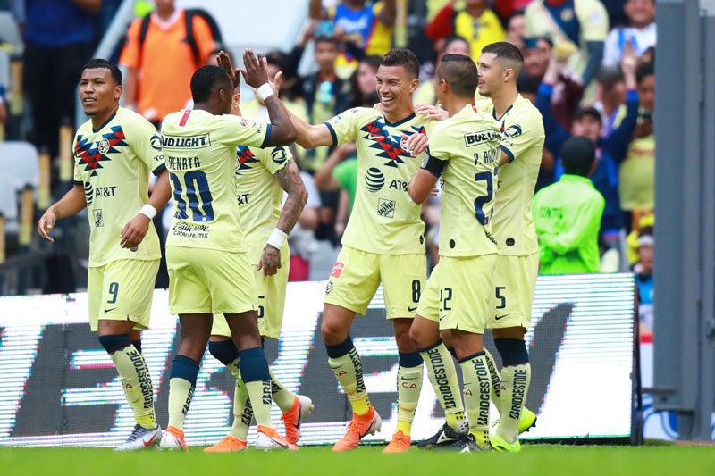 Jugadores de América felicitan a Uribe tras un gol 