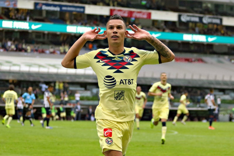 Mateus Uribe festeja un gol con el América