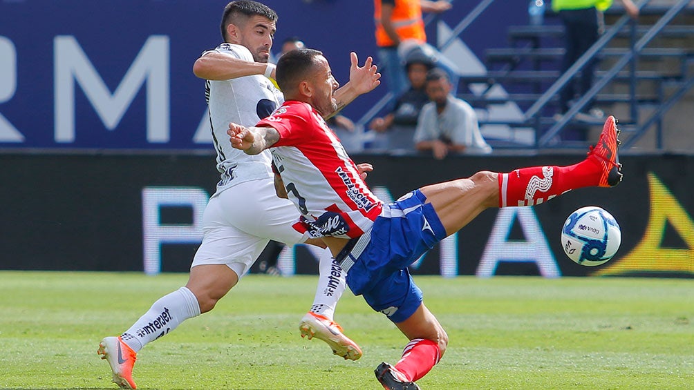 El argentino disputa el balón en el duelo de la Jornada 1 en San Luis