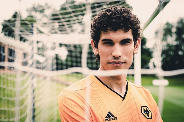 Jesús Vallejo, posa con la palyera de los Wolves