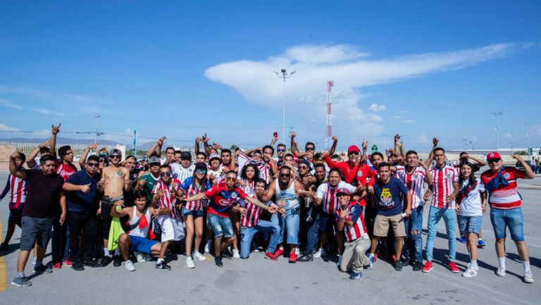 Aficionados de Chivas listos para apoyar a su equipo