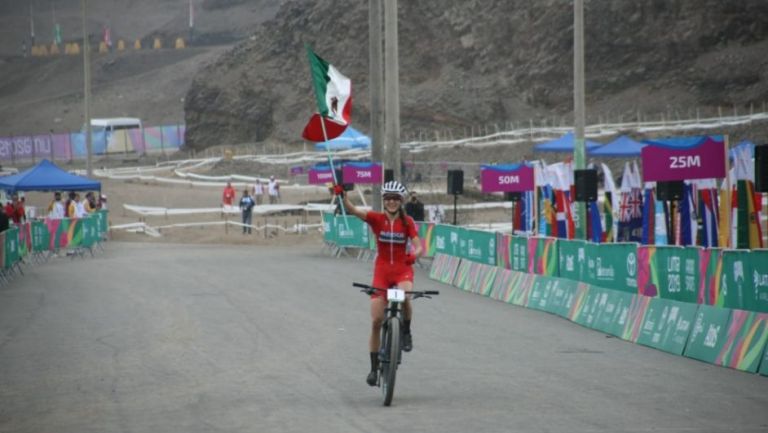 Daniela Campuzano ondea la bandera de México 