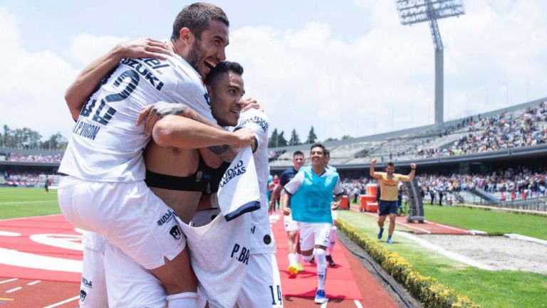 Jugadores de Pumas festejan un gol