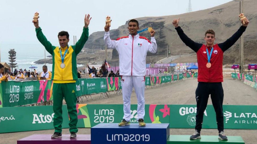 Gerardo Ulloa celebra con su metal dorado 